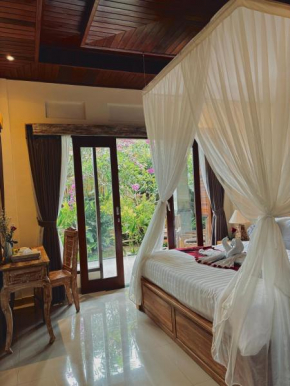 Ayis House